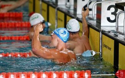 El nedador balear celebrant el rècord a Logronyo | Experience Room Fiora